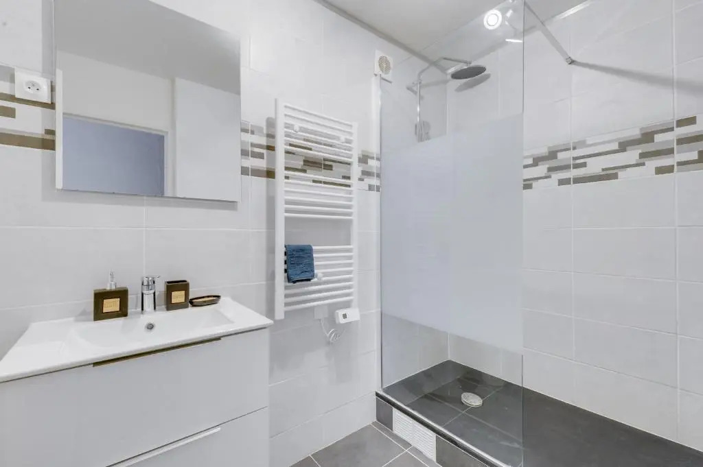Chic And Spacious Apart with Parking