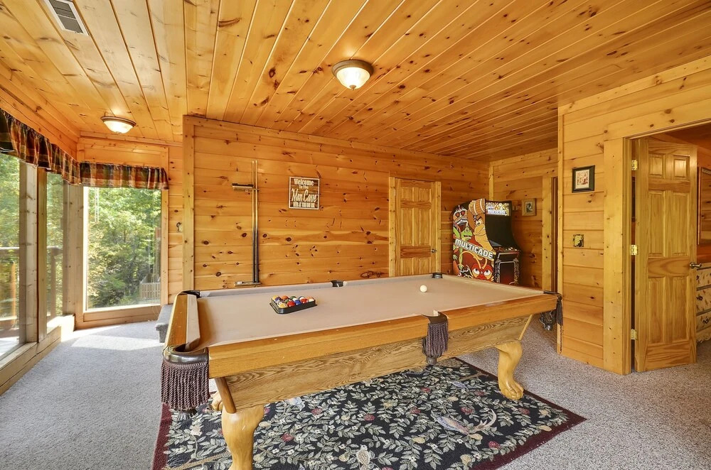 Spacious Cubby Bear Cabin with Private Hot Tub by Redawning