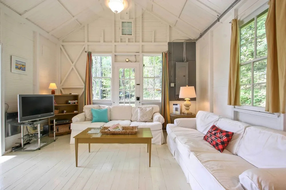 Cozy Stockbridge Cabin - Walk to Beach & Lake!
