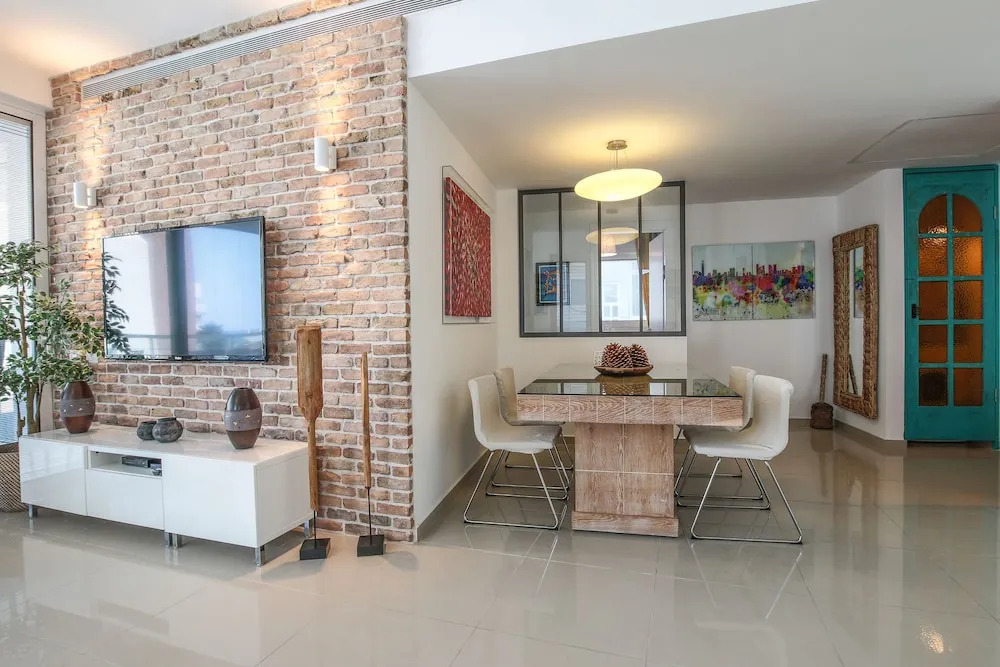 High Standard Seaside Apartment w/ Parking