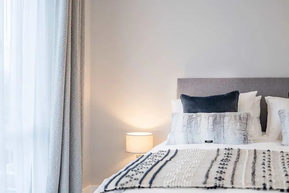 Stylish new Home With Parking - King Beds Garden