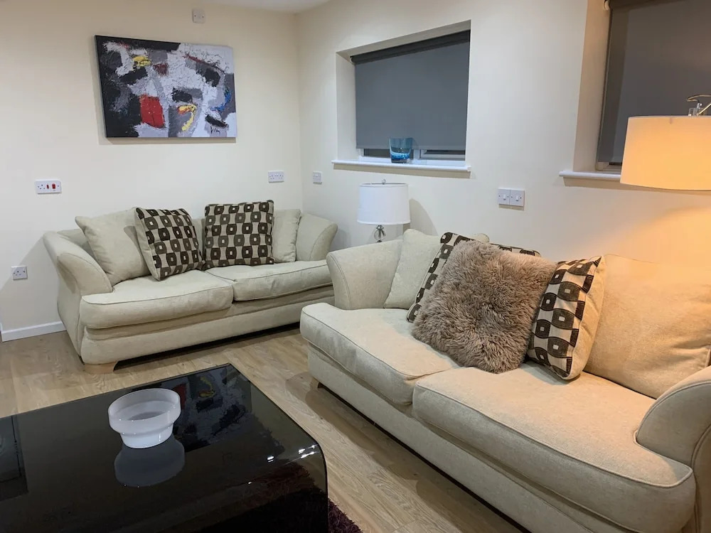 6 bed House With 2 En-suites, Garden and Parking