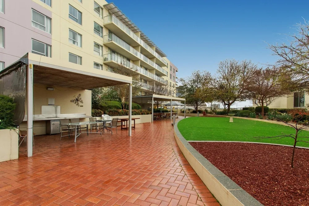 Madecomfy Spacious Canberra Living With Courtyard