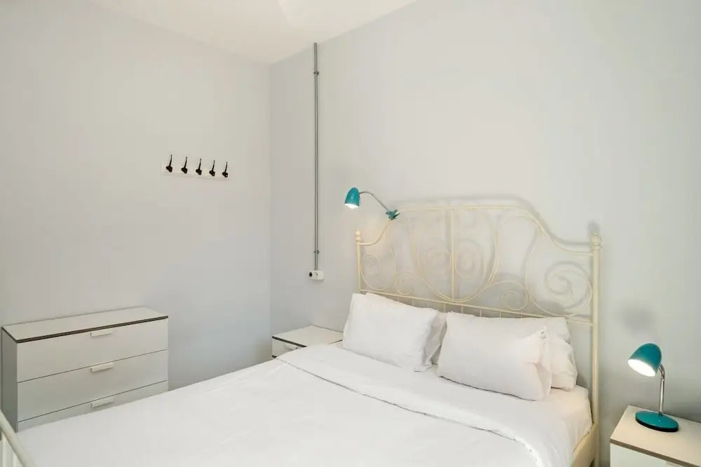 3 Bedroom Apt W/balcony 4 min to Tube