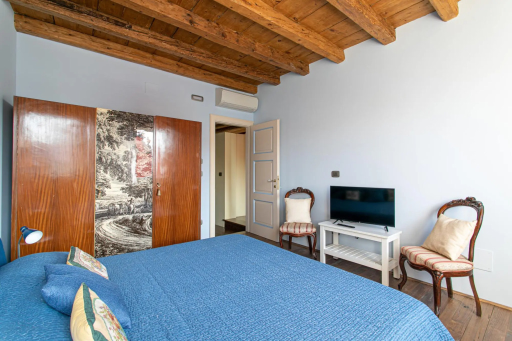 Wondrous Palazzetto 1619 in Magical Burano Island