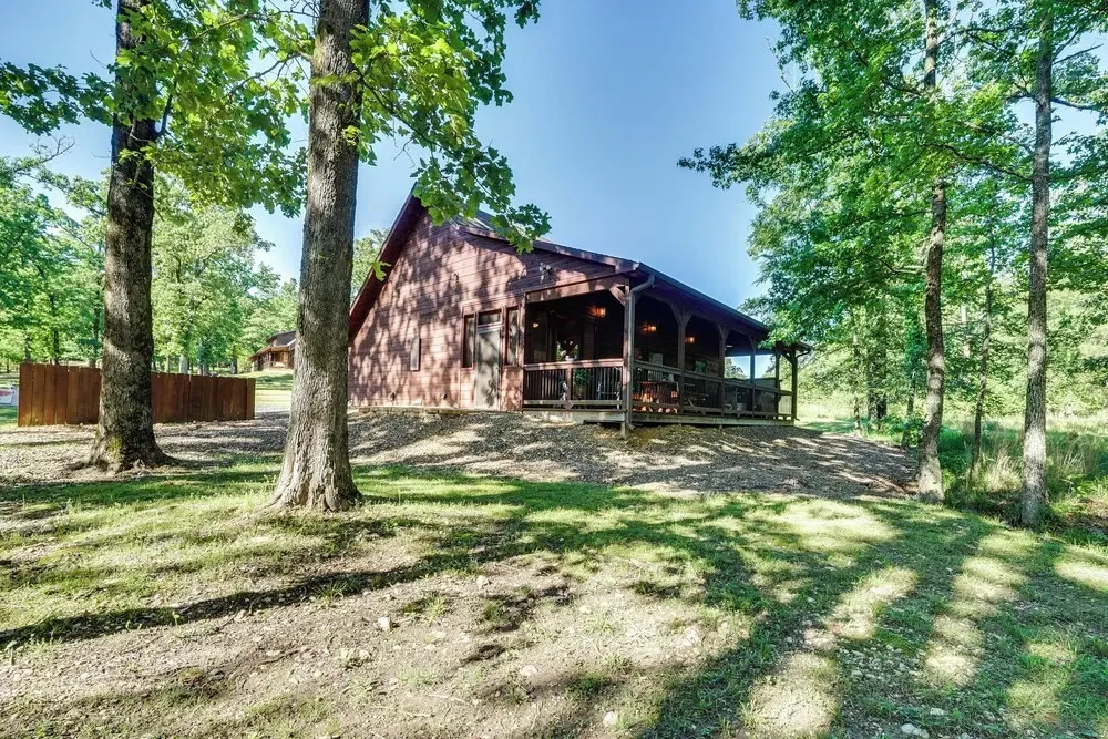 Walk to Restaurants: Hot Tub Haven in Broken Bow!