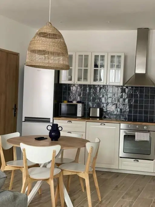 Cassis centre, superbe appartement neuf, 50m port.