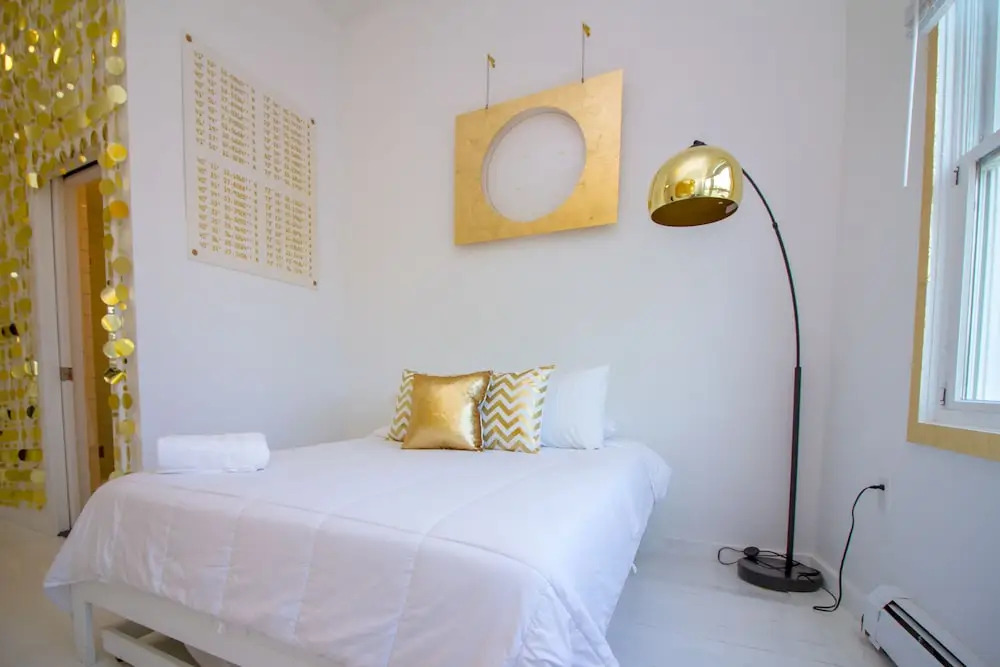 The High Tide Studio #4 Studio Bedroom Hotel Room by Redawning