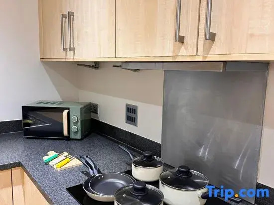Two-bed Luxury Apartment B12LS by Live Comfortably
