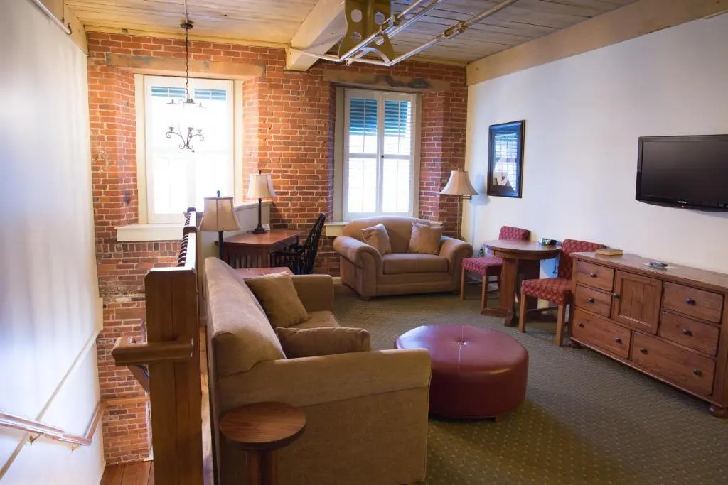 The Common Man Inn & Restaurant