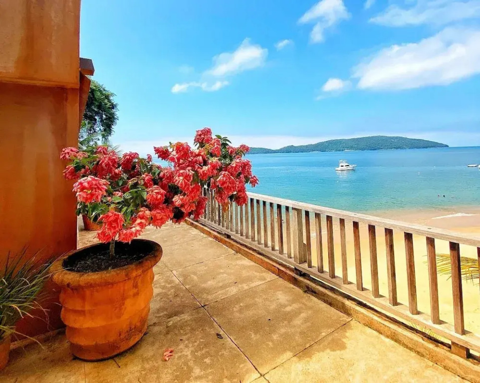 Red Beach Mansion