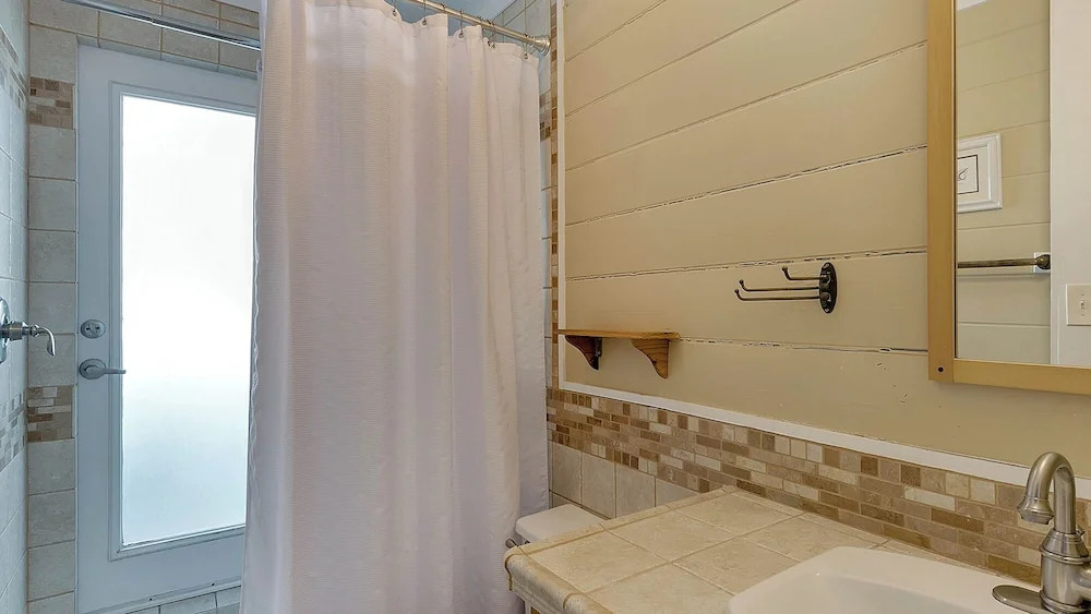 Beautiful Original Seaside Cottage + Swim & Tennis Club: Sleeps 6