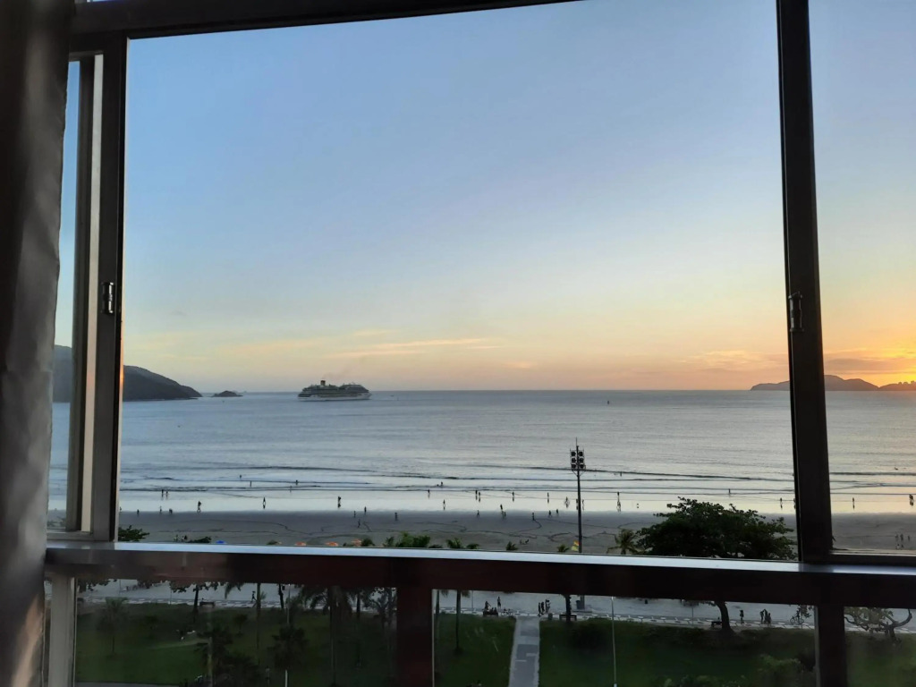 Apartamento amplo e charmoso, frente ao mar.