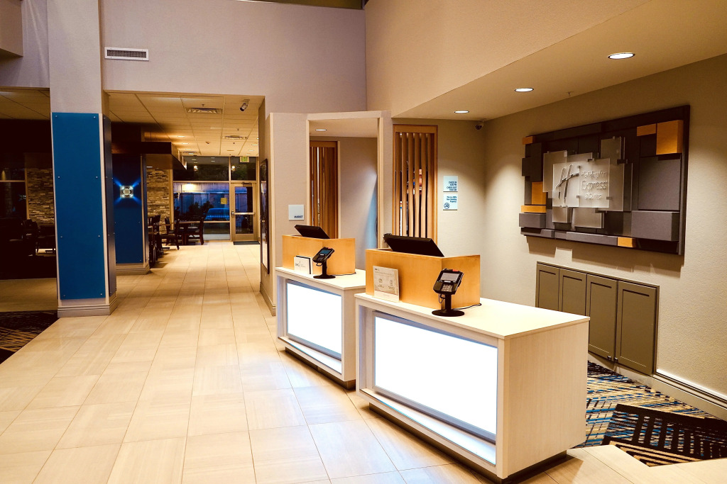 Holiday Inn Express & Suites - Aurora Medical Campus by IHG