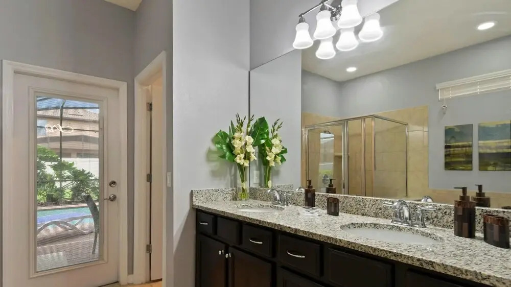 7BR Villa Close to Disney w Pool SPA, Kissimmee