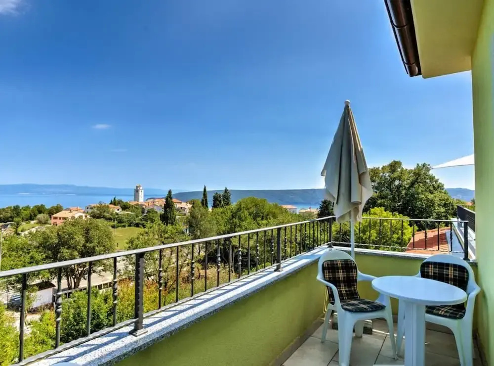 Wonderful Brsec Apartments with Sea View and Shared Pool