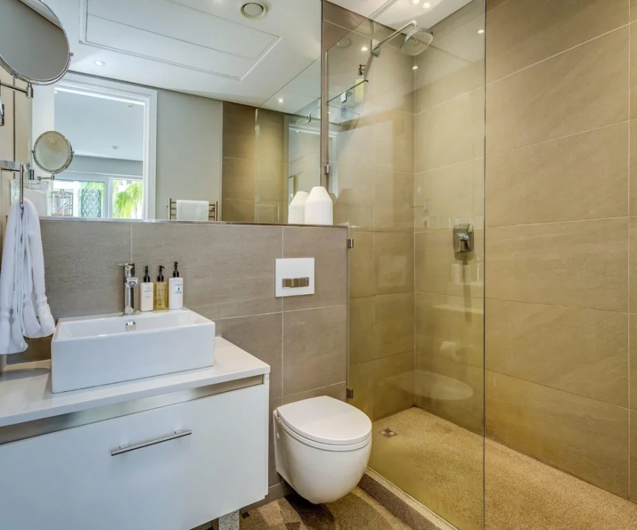 Modern Waterfront Apartment w Canal Views Gulmarn 201