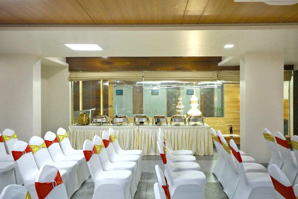 Hotel The Grand Ladhukara