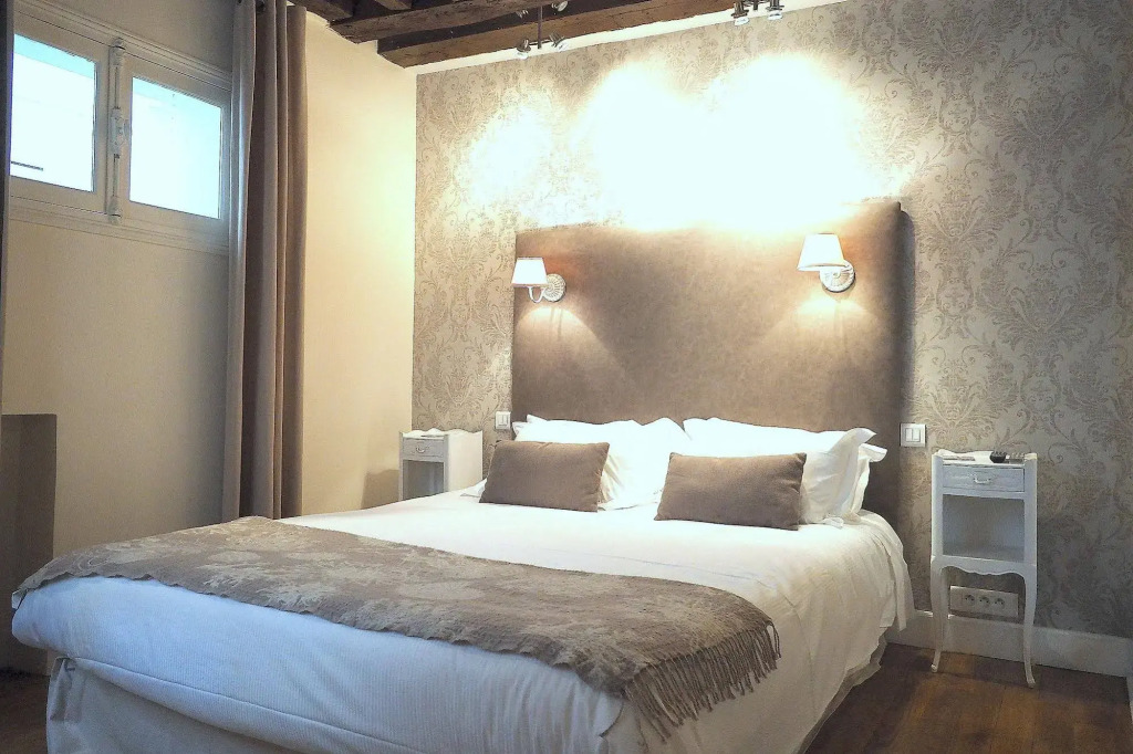 Louvre Parisian Duplex