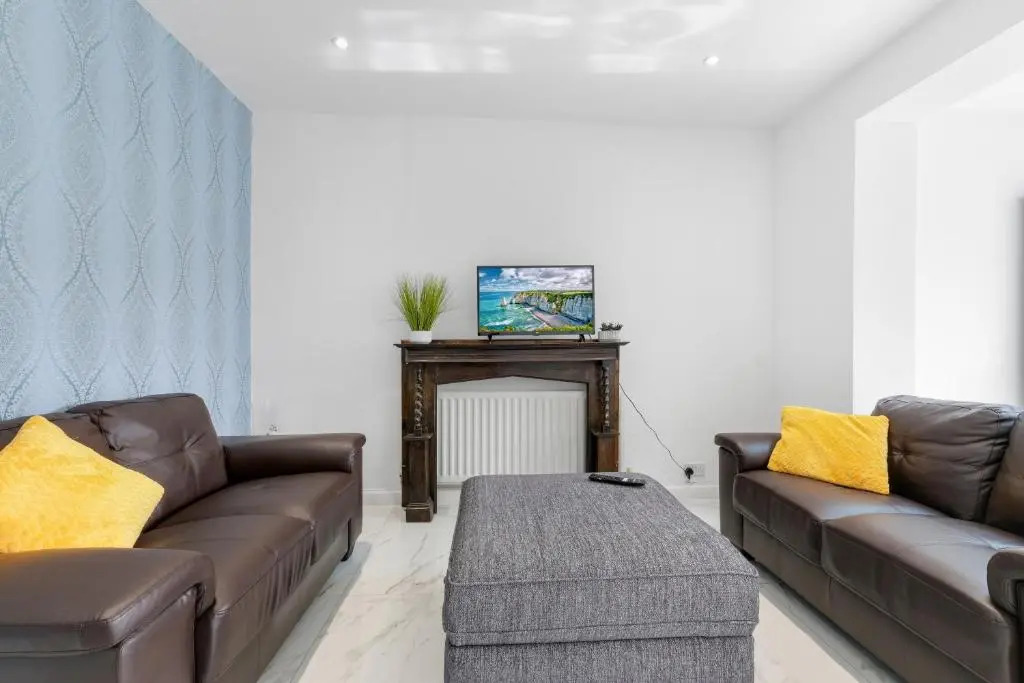 Harrow Hse 3 Bedrooms 2 Bathrooms Off Road Parking