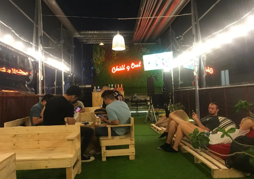 9 Hostel and Bar