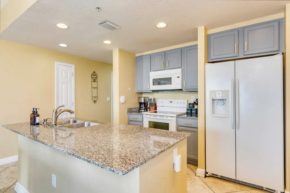 Beachfront 3bdr Private Beach Access, Ocean Views, Gym Sunscape by Avantstay
