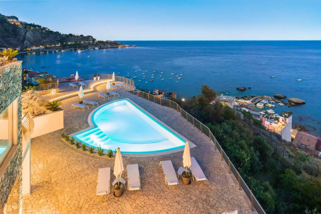 Luxury villa up to 20 guests near Taormina, 600 m from the next beach. Heated pool and wellness area-VILLA TAORMINA