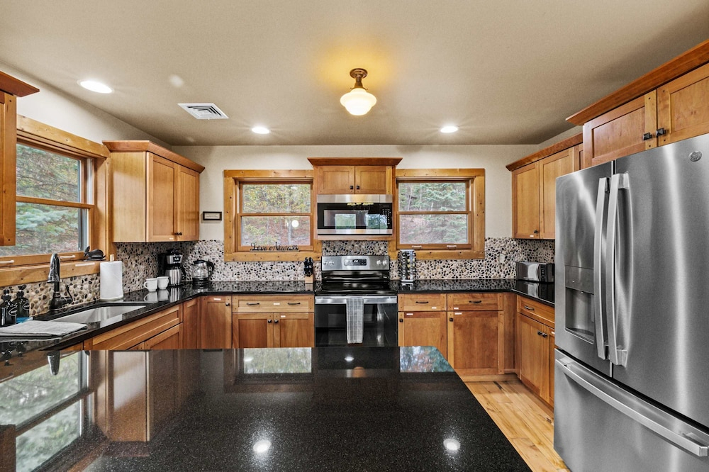 Fam-friendly Cabin Mins 2 Beach Ski w Hot Tub