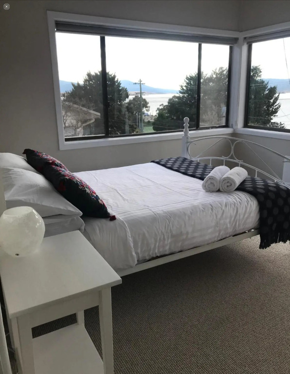 3 Bedroom Lakeview Cottage with Drying/Bike Room