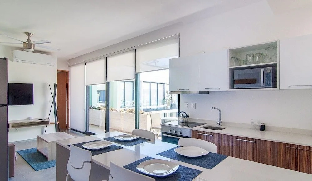 Menesse City Condo 1417