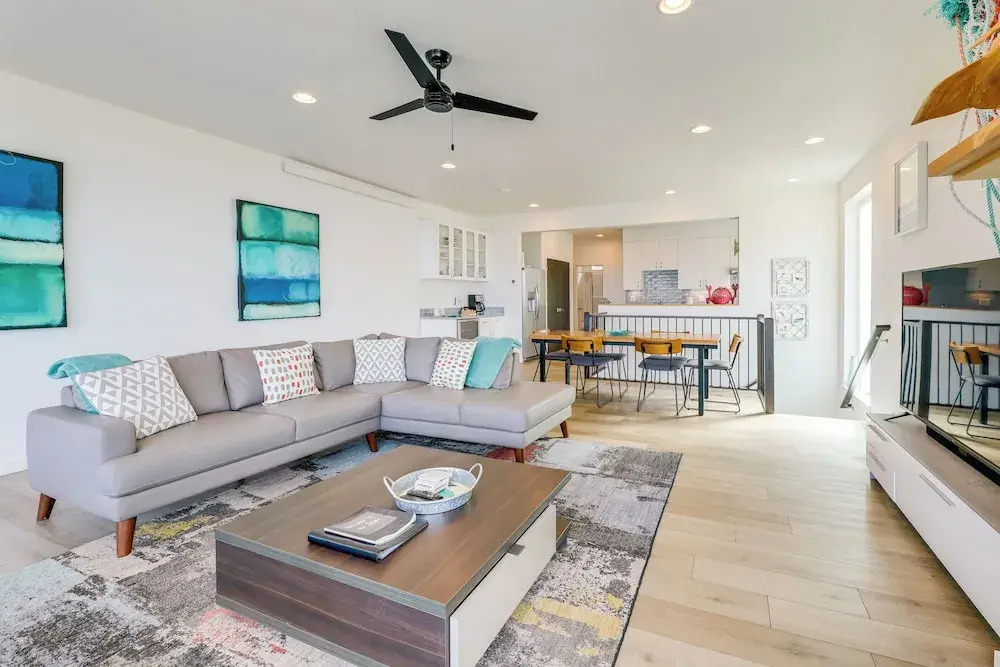 Scenic Depoe Bay Townhome w/ Deck < 1 Mi to Parks!