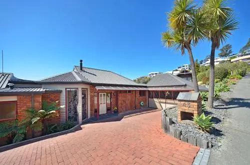 The Cliffs - Nelson Waterfront Home