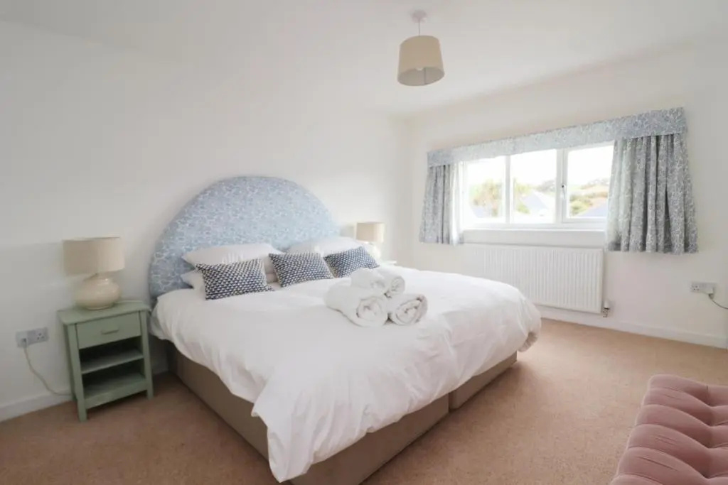Spacious & modern beach house, 100m to beach