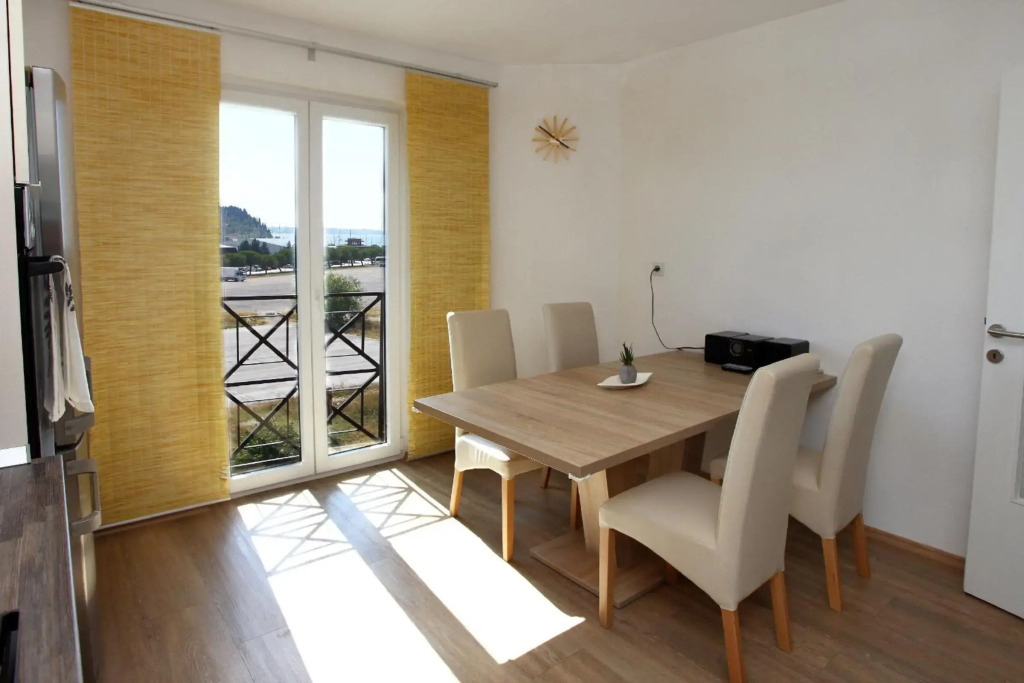 Three-Bedroom Spacious Modern Apartment SS