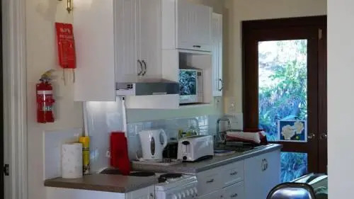 Eleebana Guest House