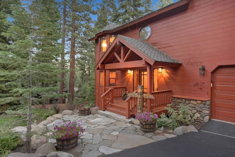 Lakeview Pine Haven: Hot Tub, Near Skiing & Beach 5 Bedroom Home