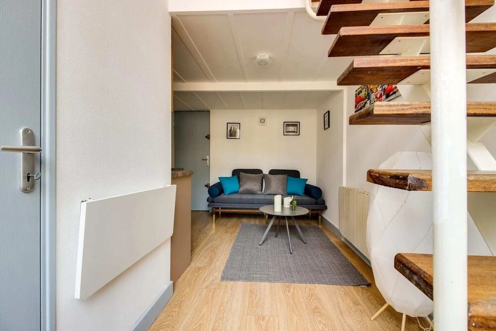 Beautiful Flat Fits 2 in Jules Ferry
