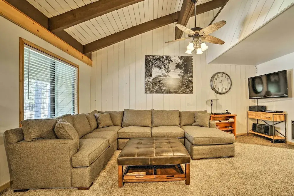 Mammoth Lakes Condo w/ Pool & Spa - Near Shuttle!