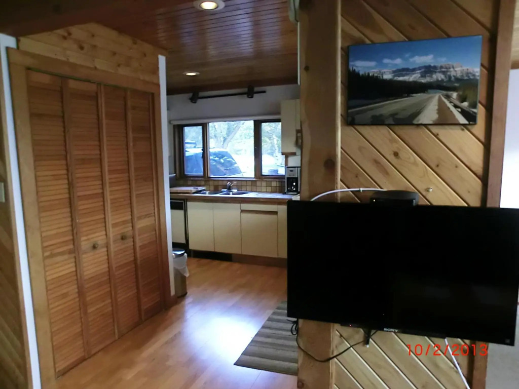 Invermere on the Lake! 4 Br Mountain View Home! Walk to Town, Shopping, Dining, Night Clubs, Kinsman Beach Park - Ski Panorama - Monthly Rentals - Utilities Included
