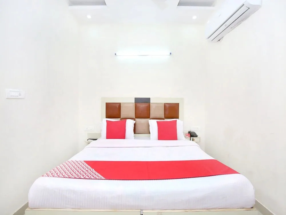 OYO 11369 Hotel Noor Plaza