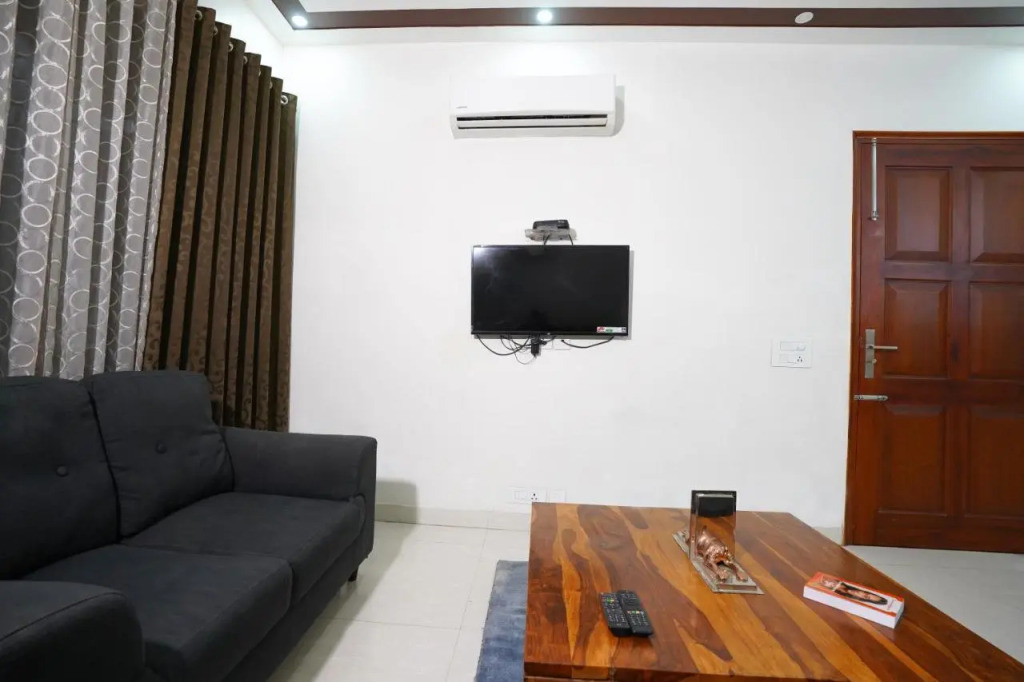 Lime Tree Luxurious 3BHK Serviced Apartment Near Medanta