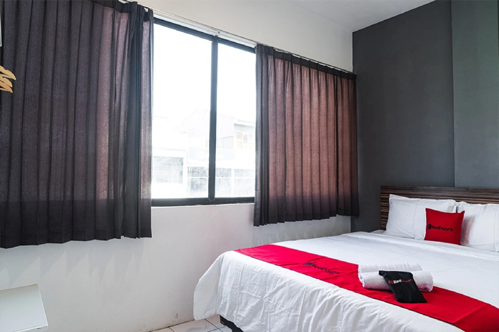 RedDoorz near Seasons City Mall