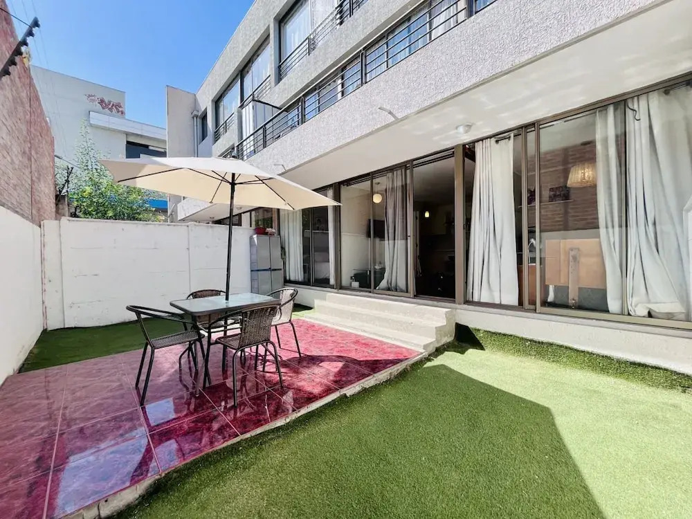 Urban Yard Bus Terminal Home Office Pool Wifi