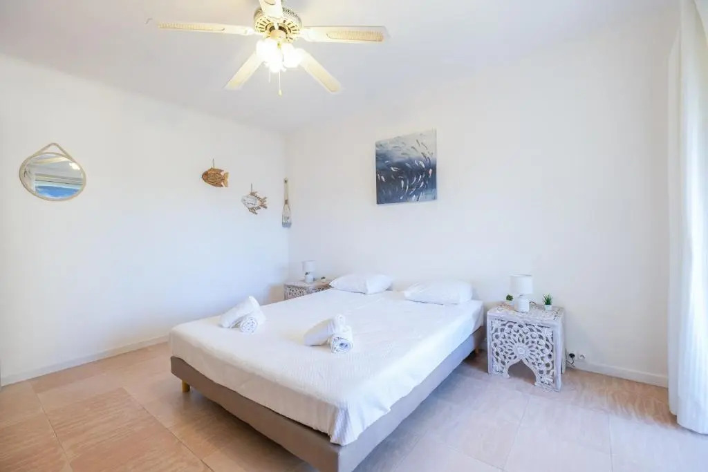 SERRENDY 2-bedroom apartment with terrace and parking only 100 meters