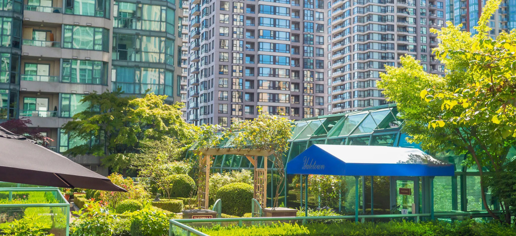 Rosedale on Robson Suite Hotel