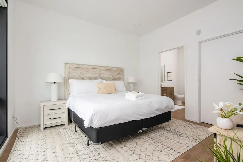 Illume Designer Gulch View Pool & Gym 2 Bedroom Condo