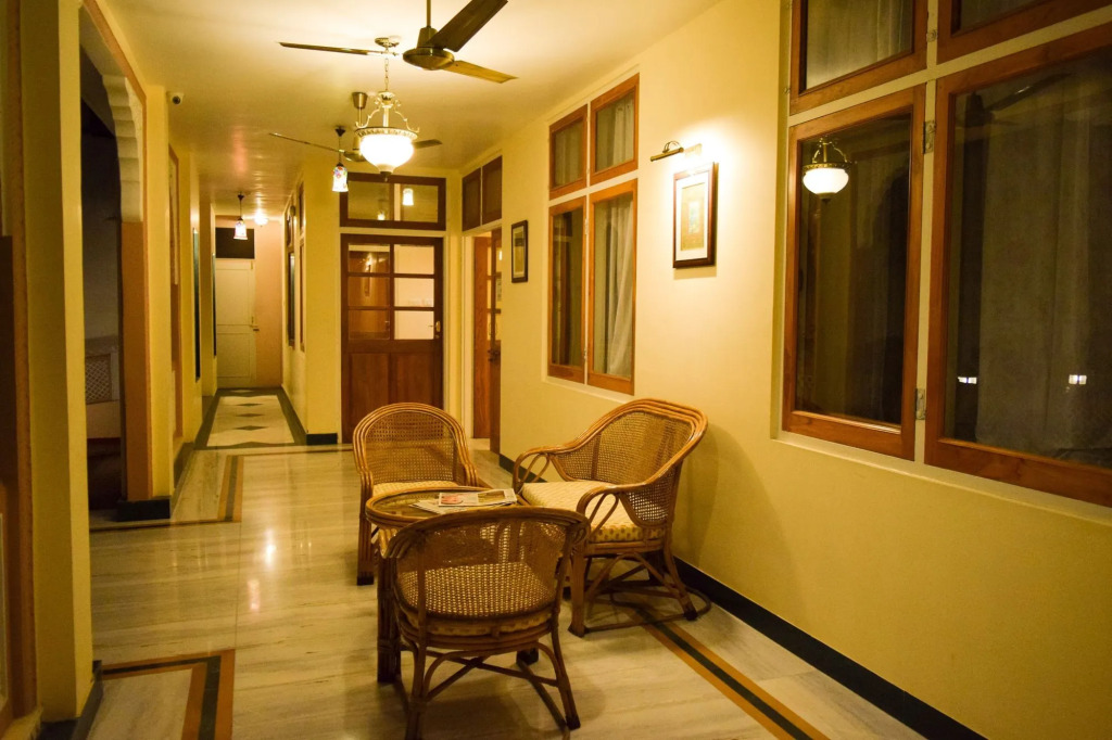 Hotel Arya Niwas