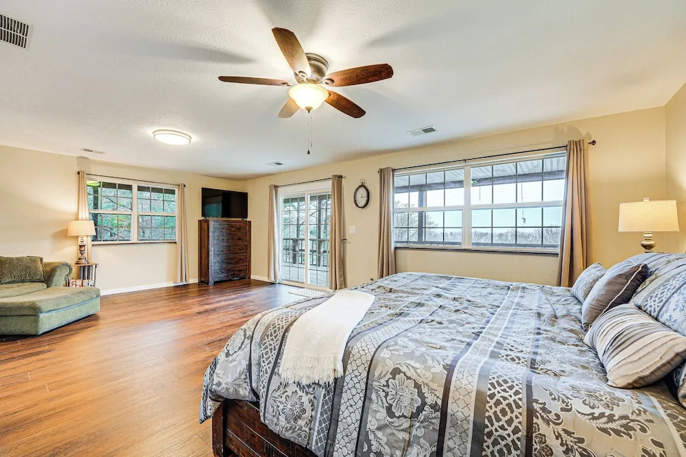 Lakeside Blue Eye Escape w/ Game Room & Hot Tub!