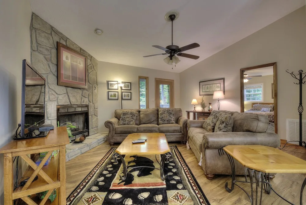 Bears Delight  320 - Three Bedroom Cabin