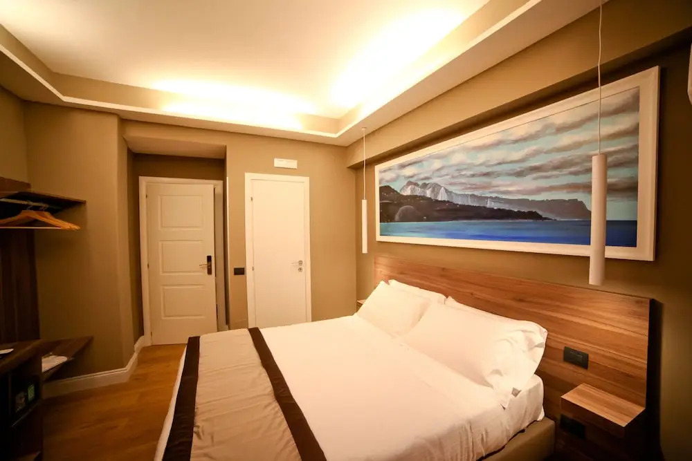 7th Floor Suite